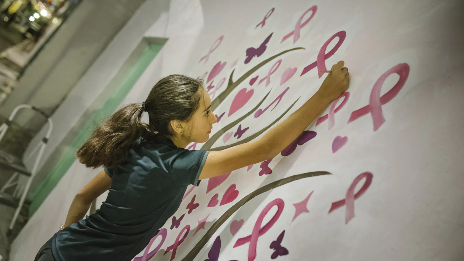 Alumna pintando callejon