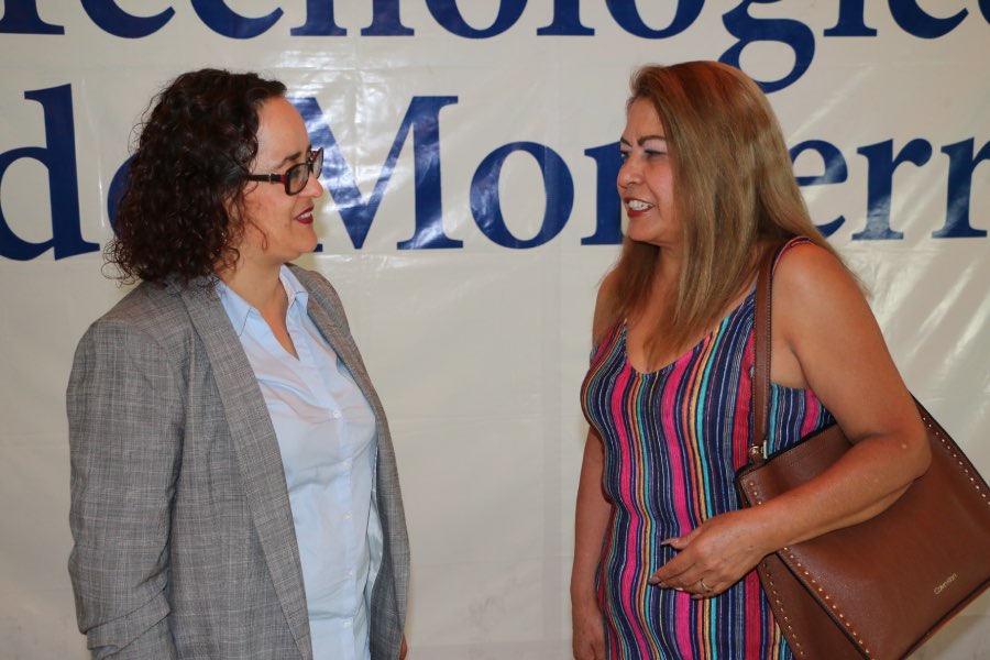 Cándida Torres, conversando con la directora de LIN