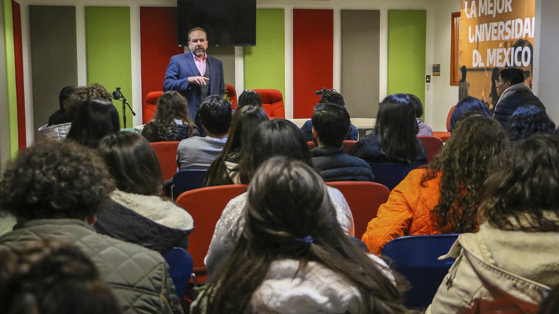 Horacio Castelo imparte master class en el Tec de Monterrey, campus Toluca.