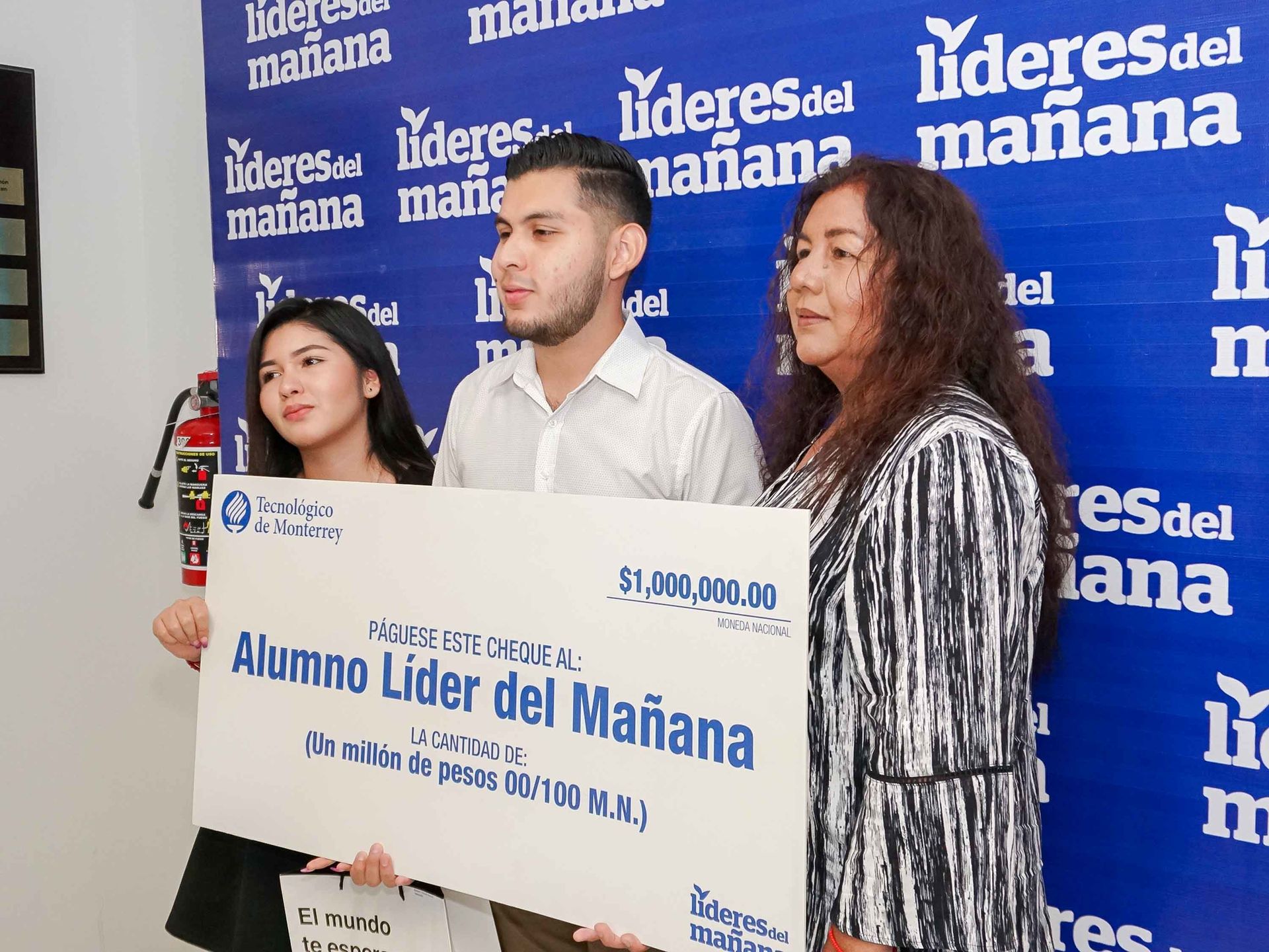 Blademir recibiendo su cheque de Líder del Mañana con su familia