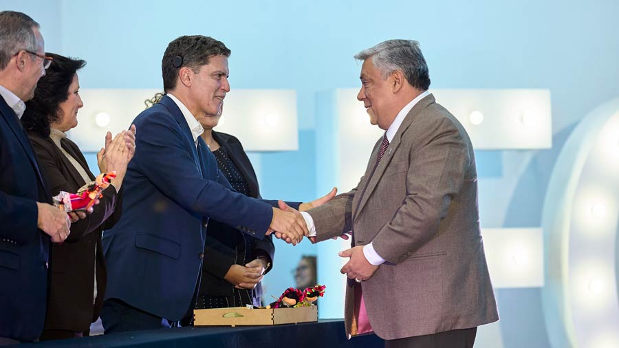 José Daniel Martínez Rivas recibiendo reconocimiento en la Ceremonia de Lealtad 2024