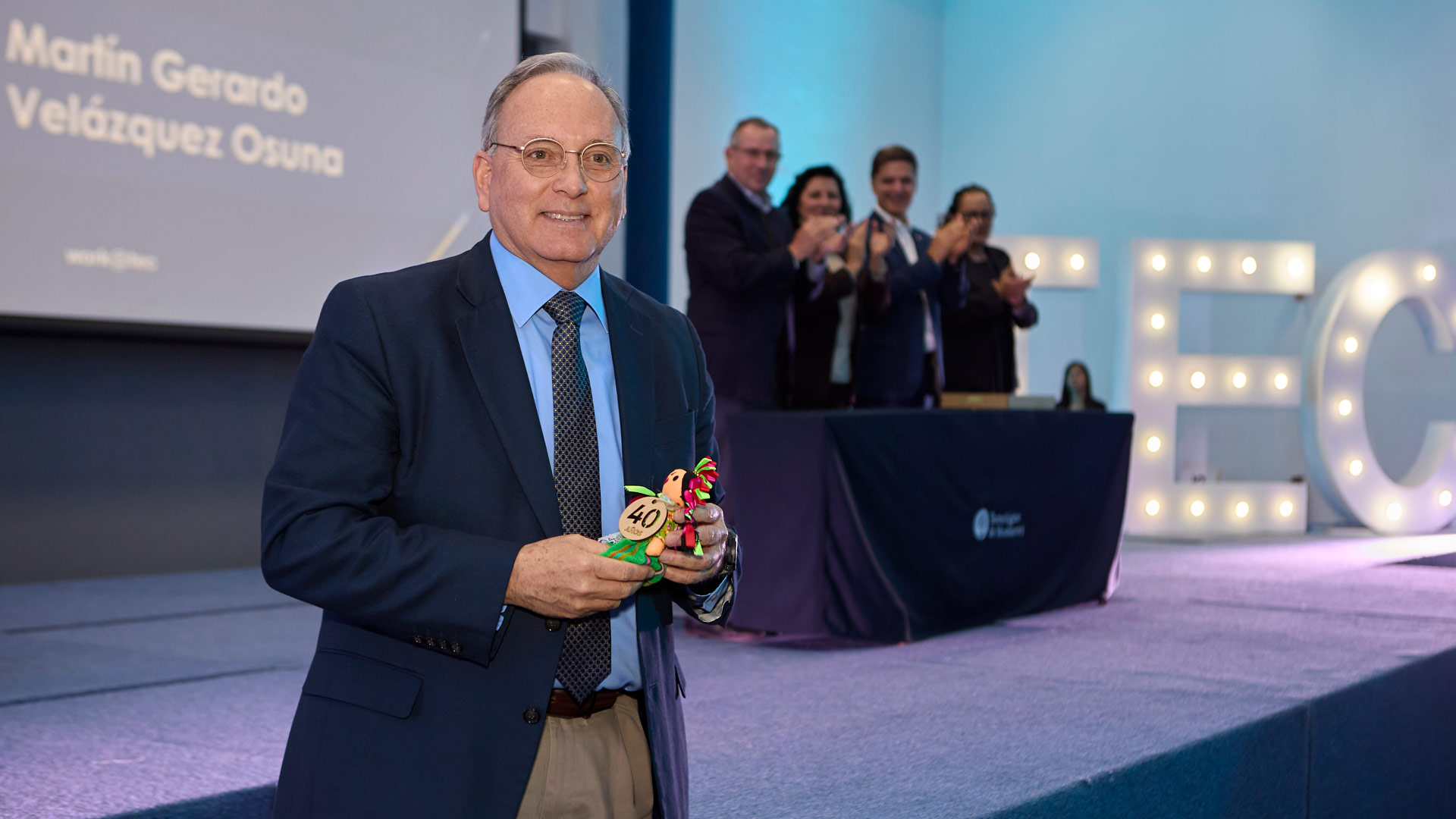 Martín Gerardo Velázquez Osuna con reconocimiento por 40 años de servicio en el Tec de Monterrey