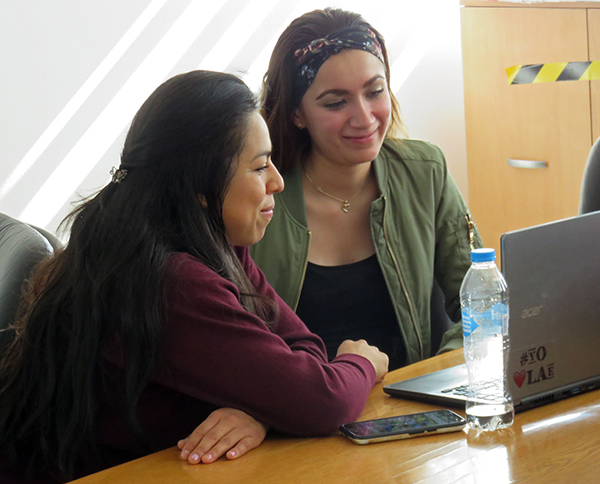 Alumnas del Semestre i trabajando en sus propuestas