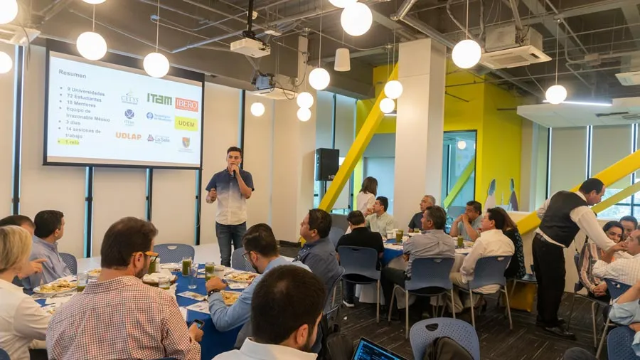 Juan Pablo exponiendo su idea ante directivos