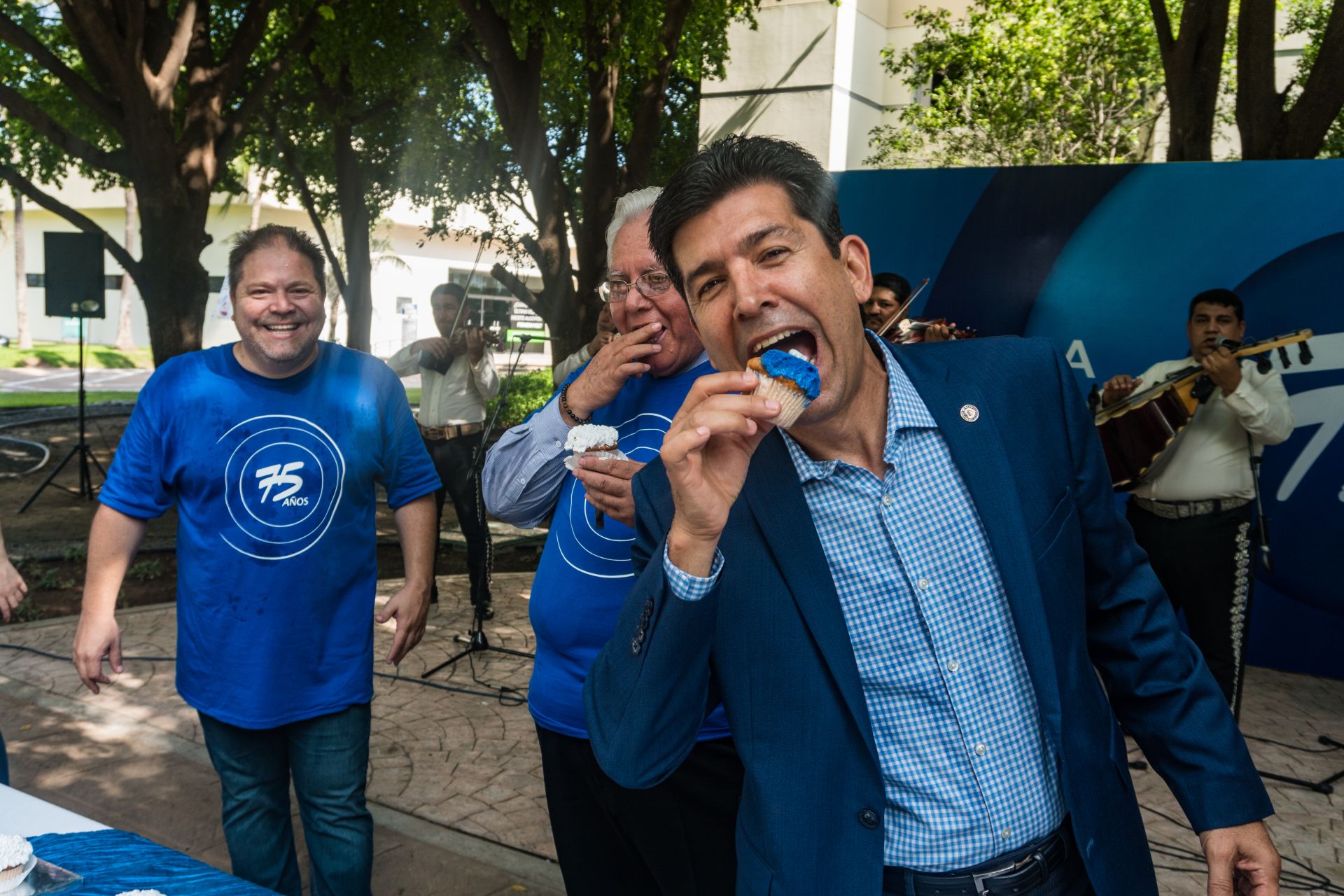 Isidro comiendo bollitos