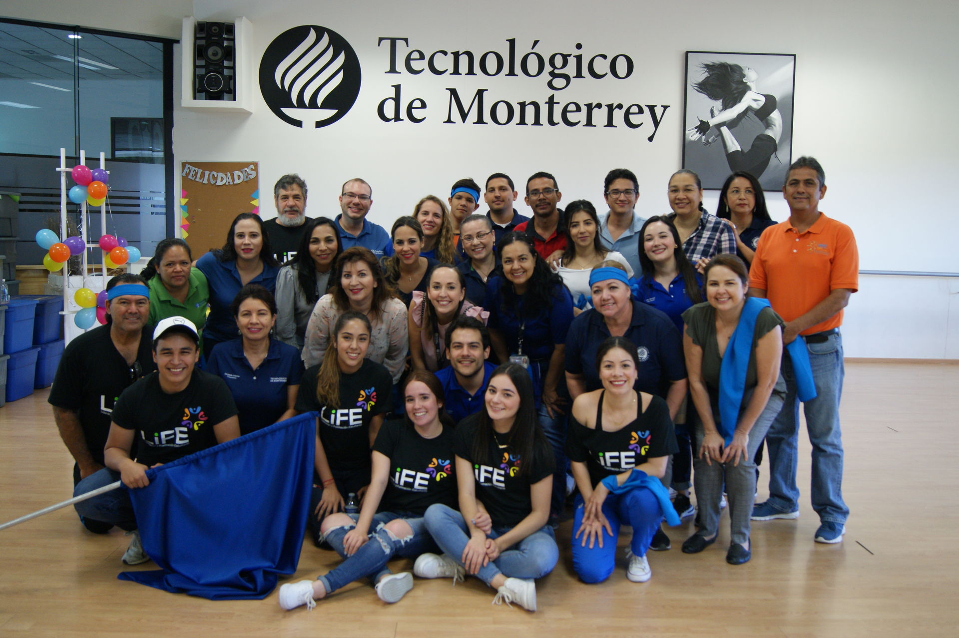 Colaboradores sonriendo en un salón de baile