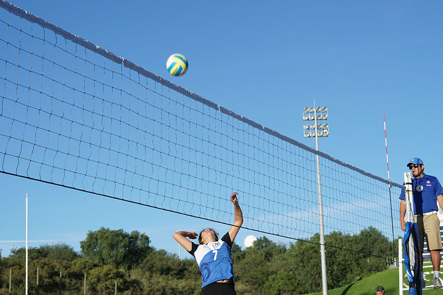 Alumna golpeando el balón de voleibol