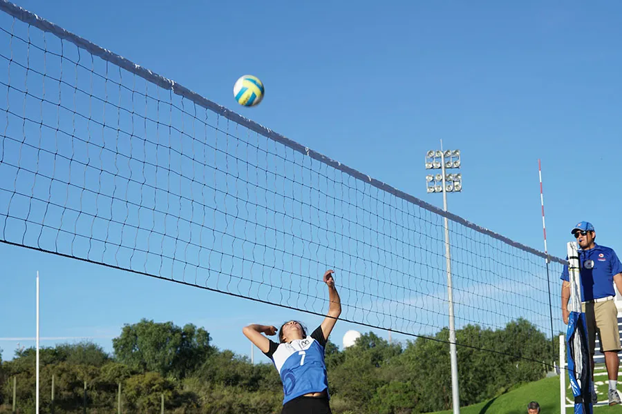 Alumna golpeando el balón de voleibol