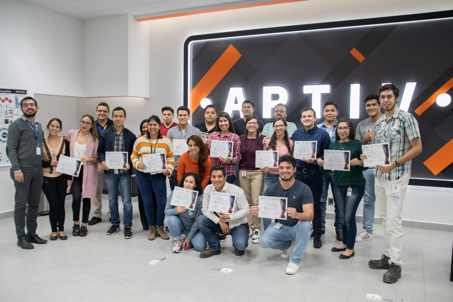 Alumnos del Tec en su Semana i en la empresa Aptiv