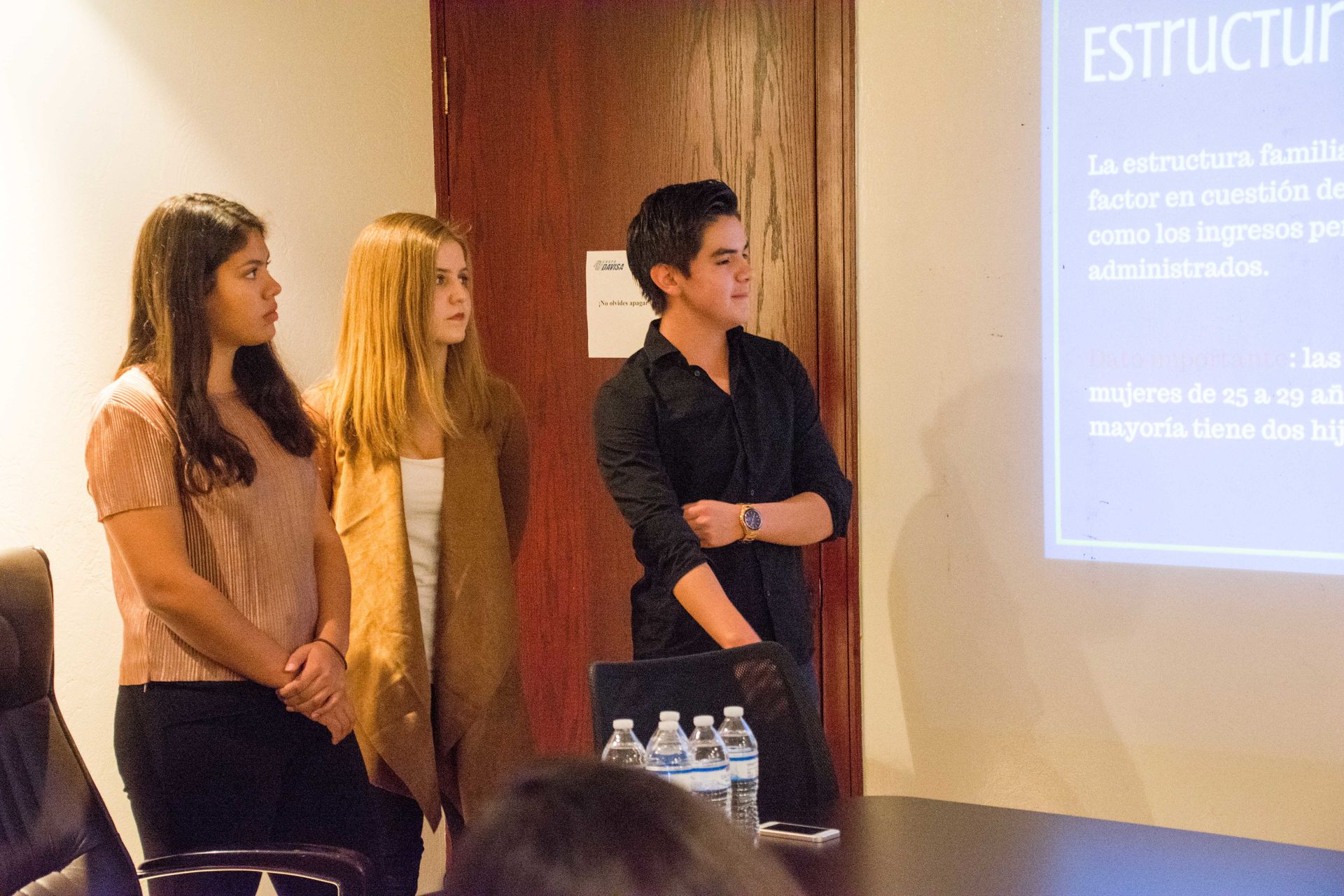 Alumnos en la presentación de su proyecto