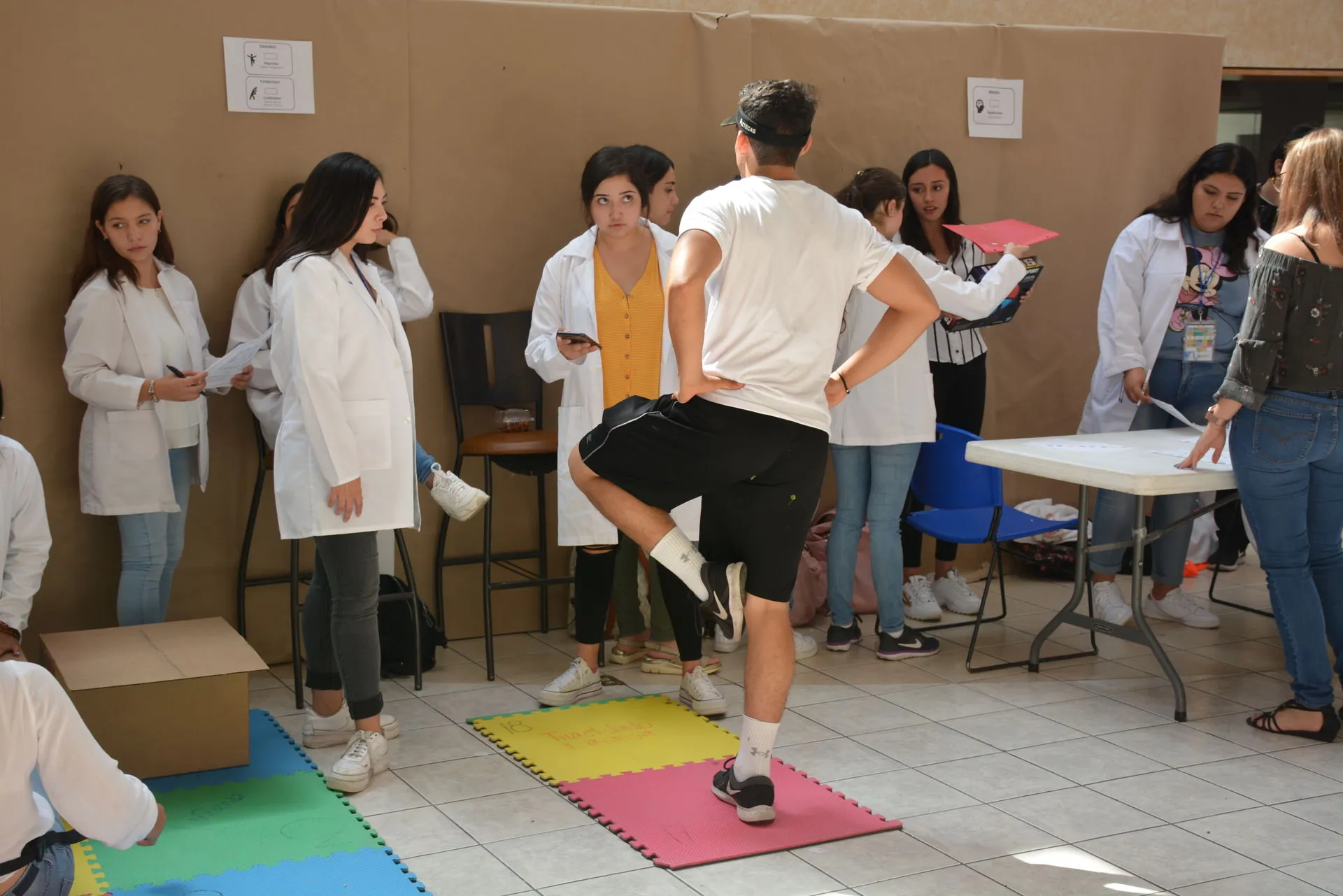 Feria de la salud organizado por alumnos del tópico de medicina.