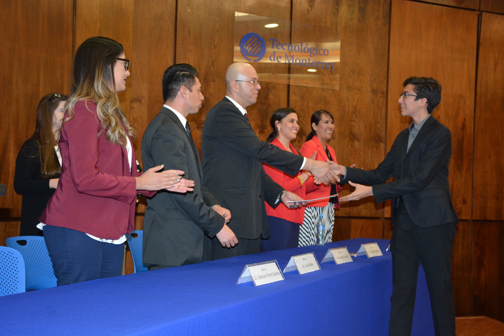 Alumno recibiendo su reconocimiento 