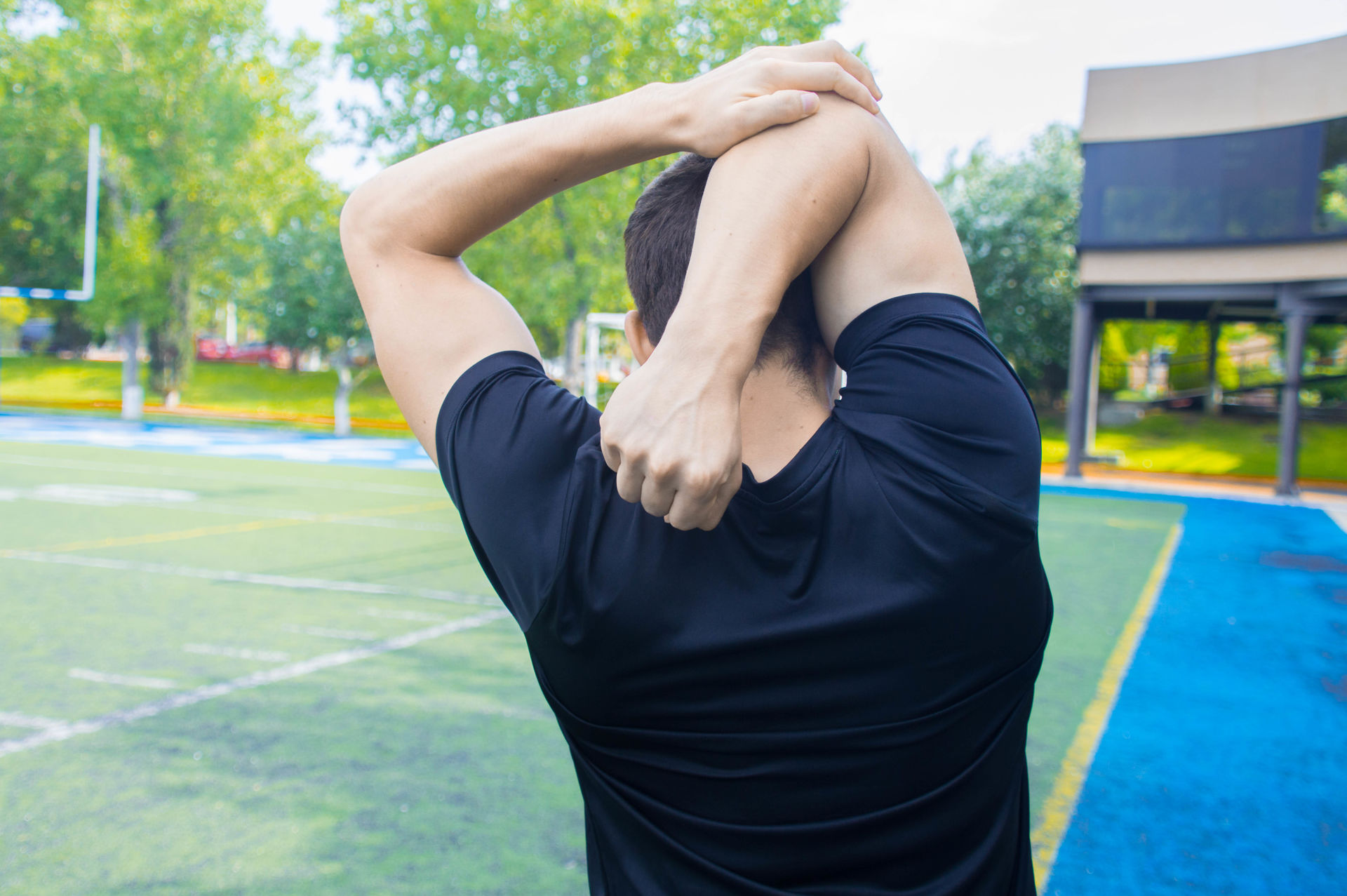 Joven haciendo calentamiento antes de entrenar