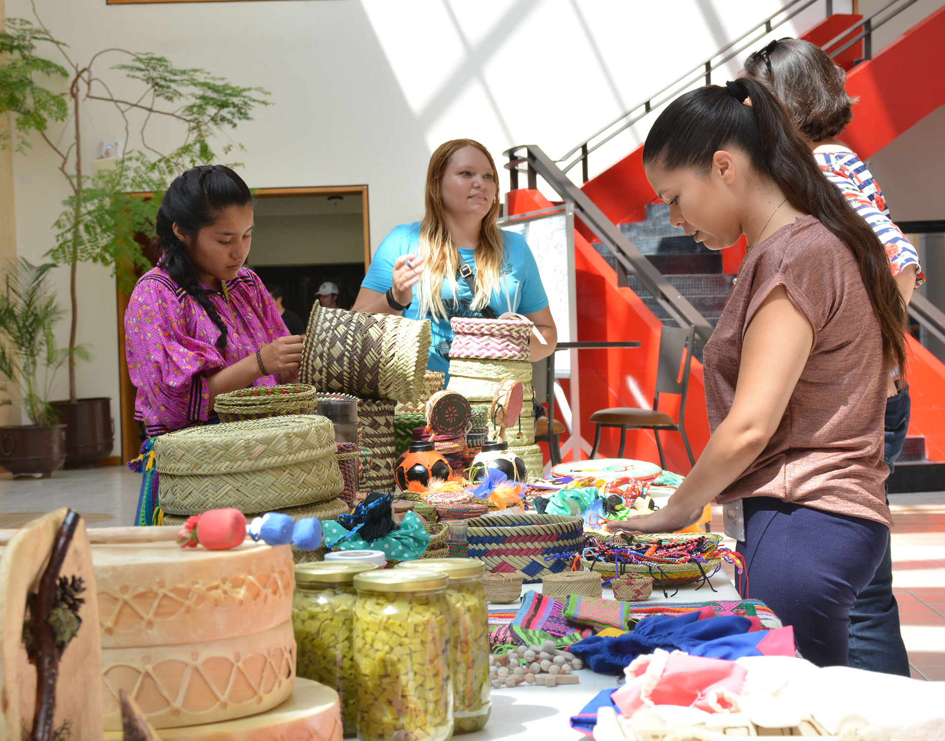 Tres días de venta en el campus Chihuahua para ayudar a los Tarahumaras