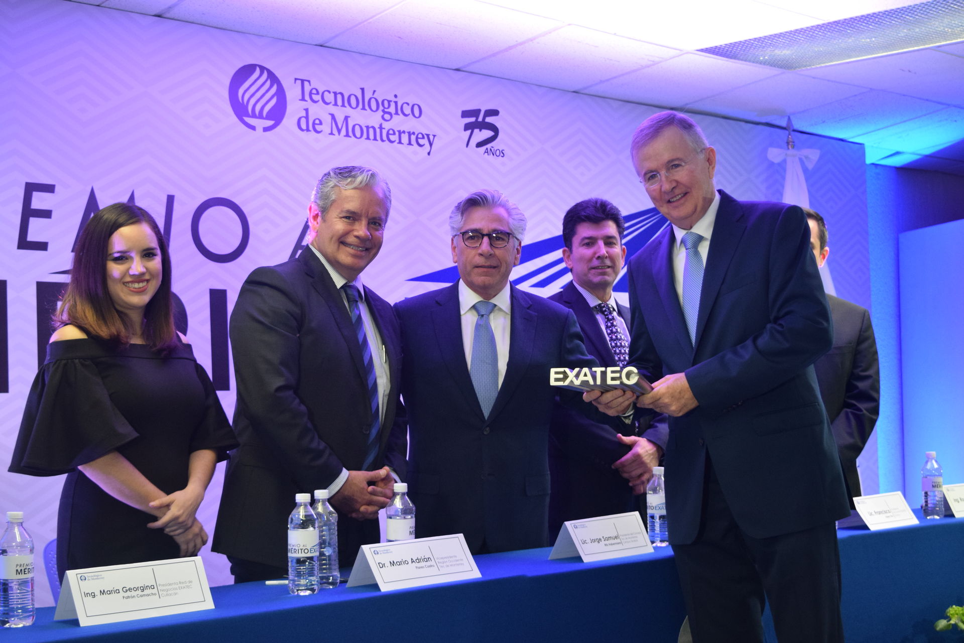 Dr. Mario Adrián Flores, Lic. Jorge Samuel Ritz, Ing. Isidro Cavazos de León, Ing. María Georgina Patrón y el Ing. Rodolfo Madero en el presidium