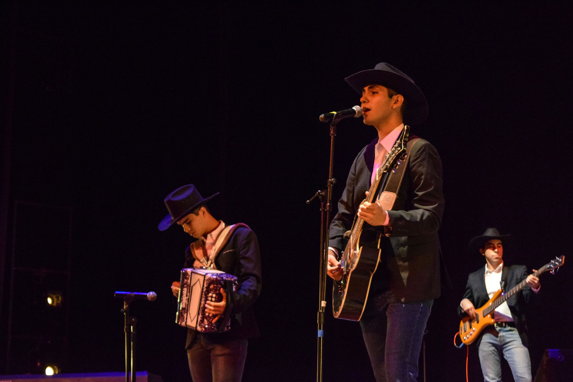 Omar y David participando en el Festival de la Canción