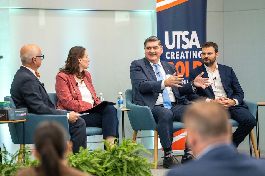 David Garza en panel UTSA