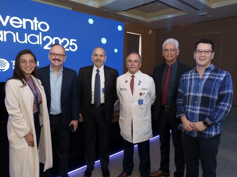 De izq. a der Dra. Frida Andrea Zaragoza, Dr. Jesús Flores, Dr. Jorge Azpiri, Dr. René Gómez, Dr. Eduardo Loya y Dr. Omar Alejandro Gaitán.