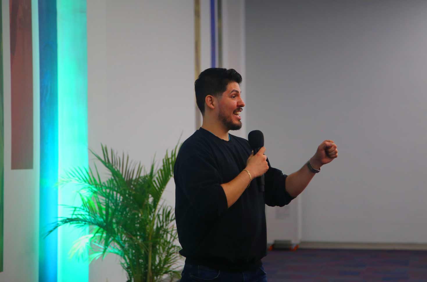 Juan Manuel dando una charla a alumnos del Tec Tampico