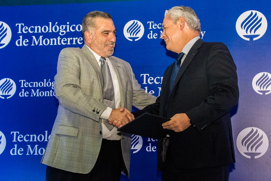 Director Gilberto recibiendo su reconocimiento por sus 35 años de lealtad al Tec