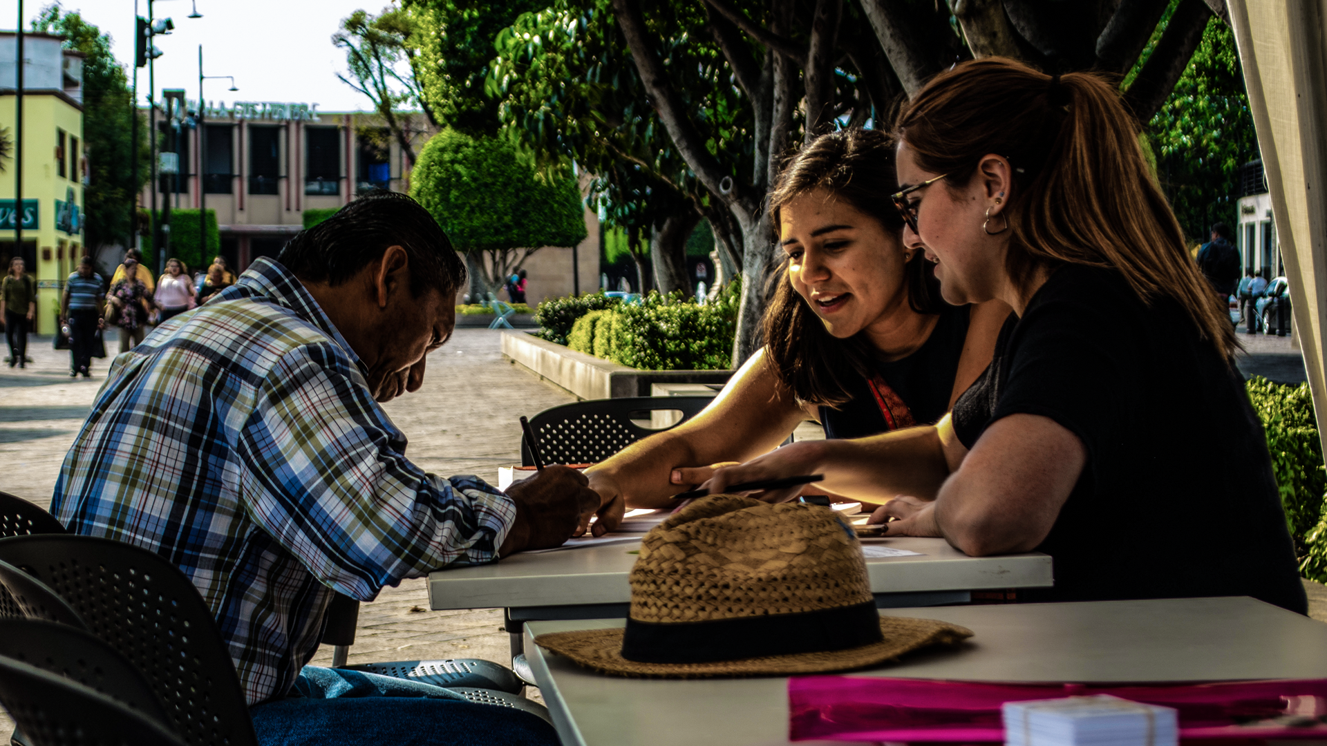 Alumnas de arquitectura, durante la actividad, diseñando juntos tu vivienda.