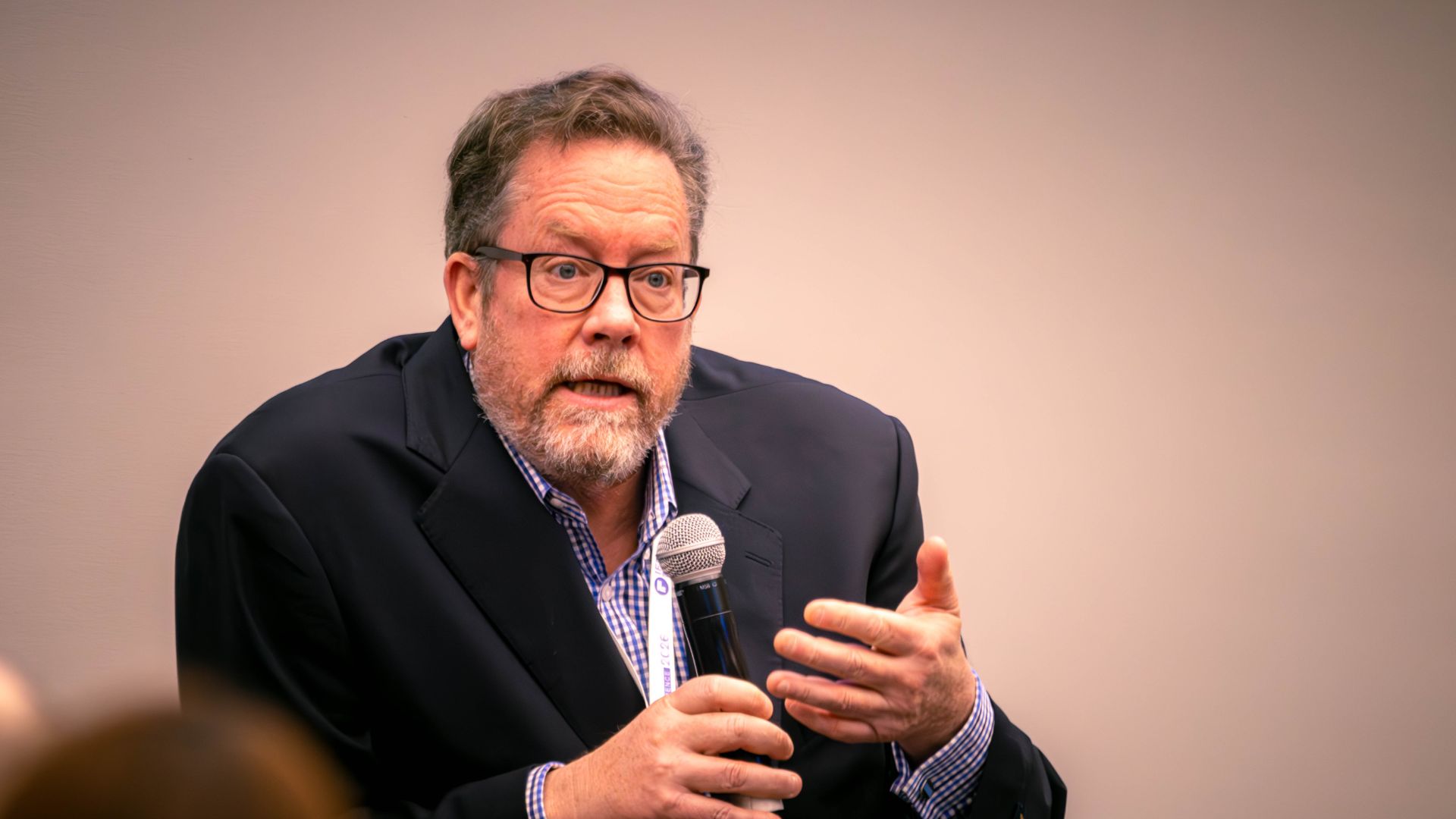 Douglas Lynch, investigador senior de USC Rossier, tom&oacute; el micr&oacute;fono durante el panel y subray&oacute; que la transformaci&oacute;n educativa con IA ocurre cuando el aprendizaje vuelve a ser el centro y no la tecnolog&iacute;a