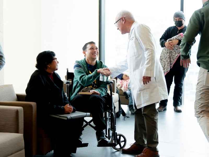 Dr. H&eacute;ctor Ram&oacute;n Mart&iacute;nez con paciente en la Cl&iacute;nica ELA.