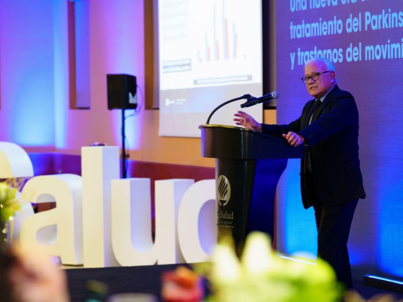 Dr. H&eacute;ctor Ram&oacute;n Mart&iacute;nez, director del Instituto de Neurolog&iacute;a y Neurocirug&iacute;a, en la ceremonia de presentaci&oacute;n de la terapia Focused Ultrasoud.