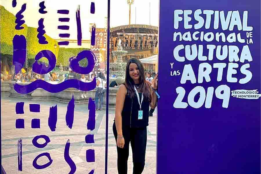 Nereyda posando en uno de los banners del Festival de la canción