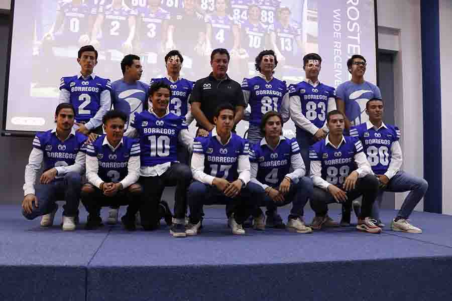 Alonso Hernández junto al equipo de Borregos Querétaro