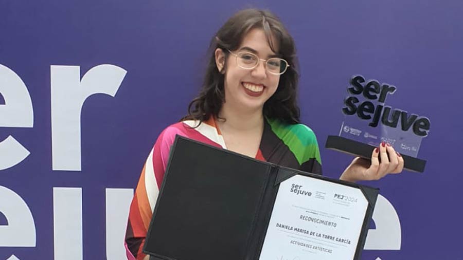 Daniela de la Torre con diploma del Premio Estatal de la Juventud