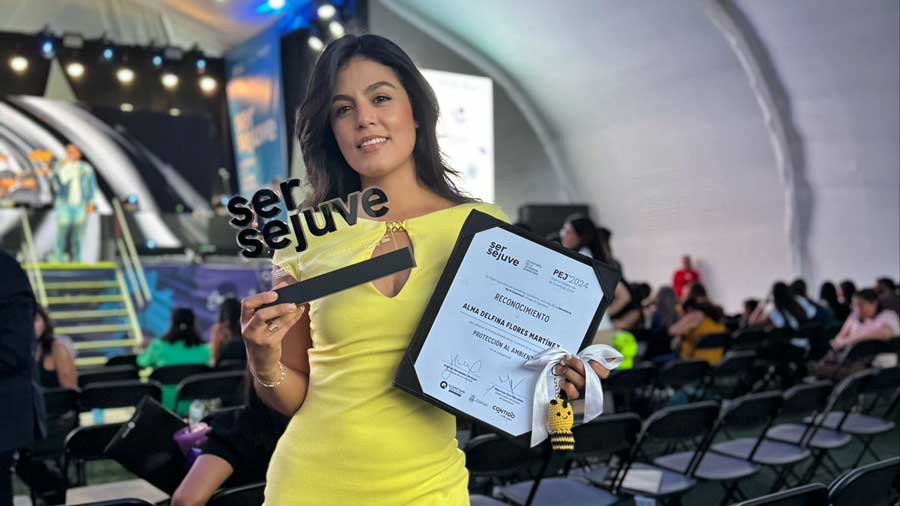 Alma Flores con reconocimiento del Premio Estatal de la Juventud