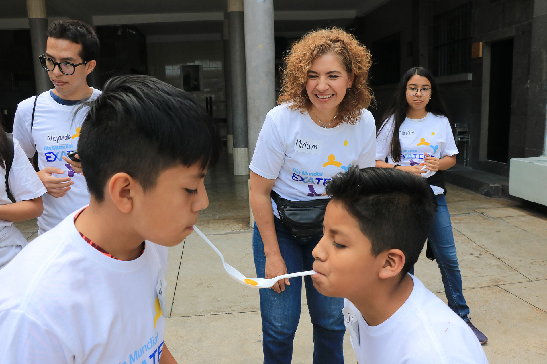 niños del asilo primavera jugando