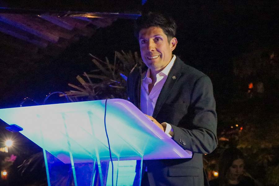 Eduardo Ramírez brinda palabras en ceremonia