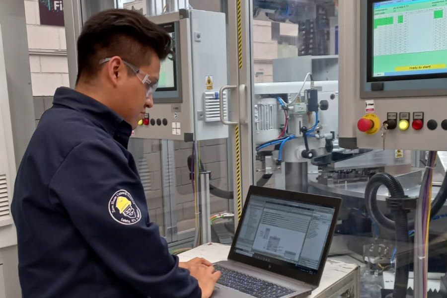 Eliseo Salazar trabajando en Siemens, planta Monterrey.