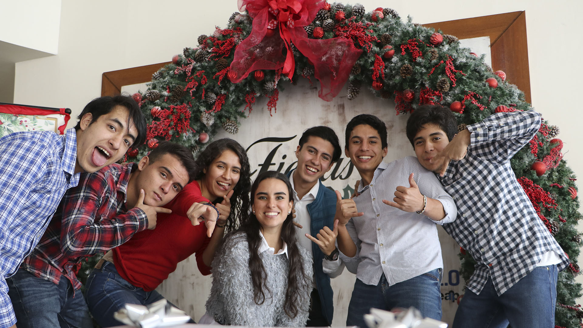 Embajadores de comunicación toman fotografías navideñas