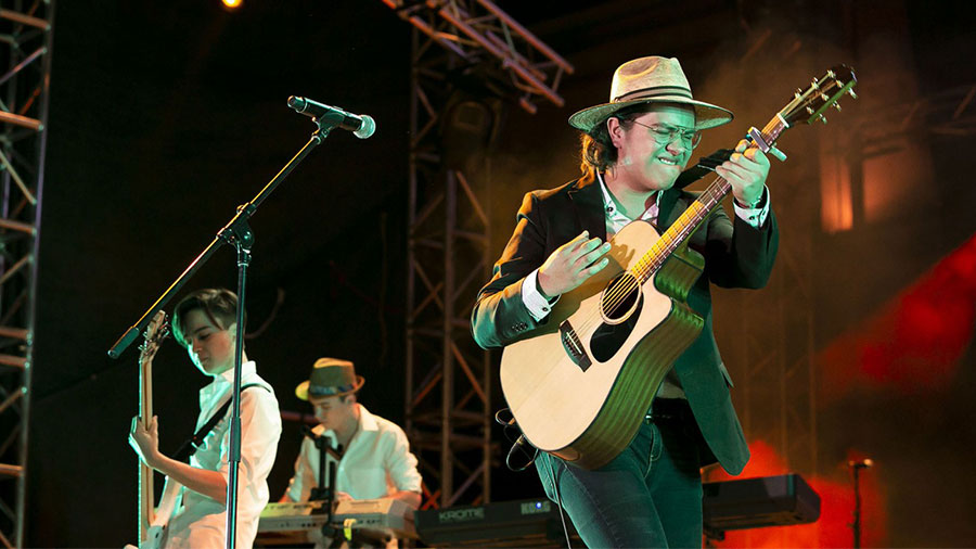 Emi cantando en el festival nacional de la cancion en 2019 su cancion ELLA