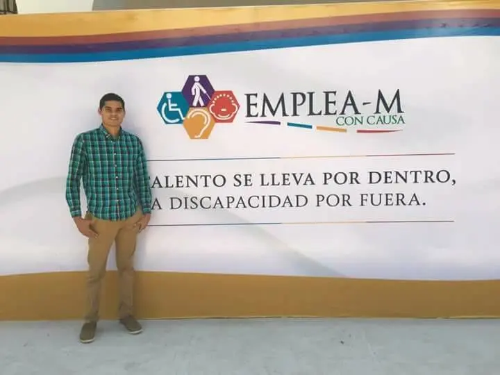 Ram&oacute;n D&iacute;az exponiendo en una explanada