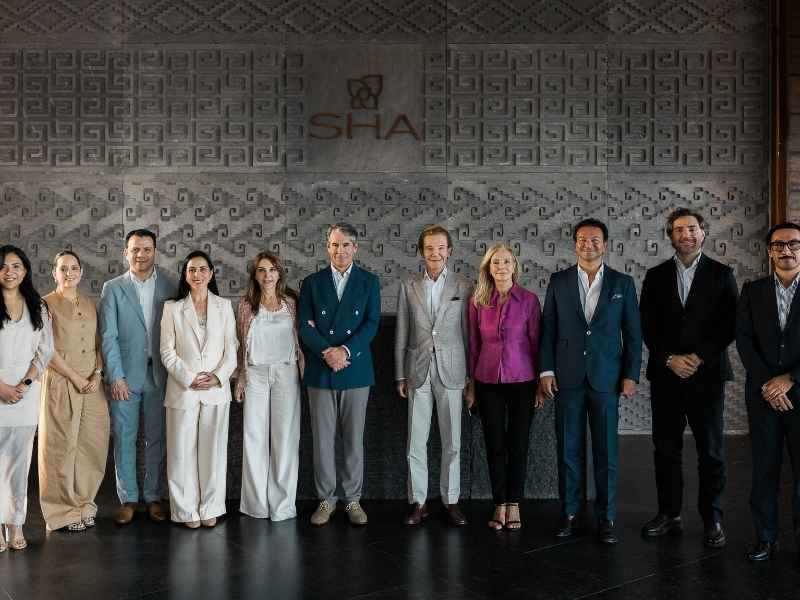 Equipo de TecSalud y SHA en la Cl&iacute;nica de SHA M&eacute;xico en Canc&uacute;n, Quintana Roo.