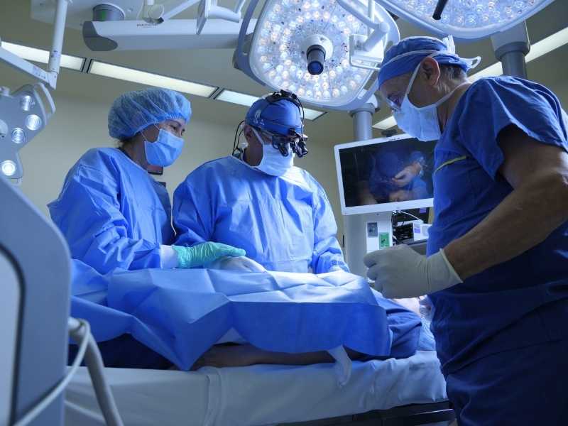 Equipo de especialistas en sala de hemodinamia del Hospital Zambrano Hellion