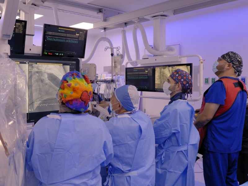 Equipo del Centro de Cardiolog&iacute;a Pedi&aacute;trica en procedimiento.