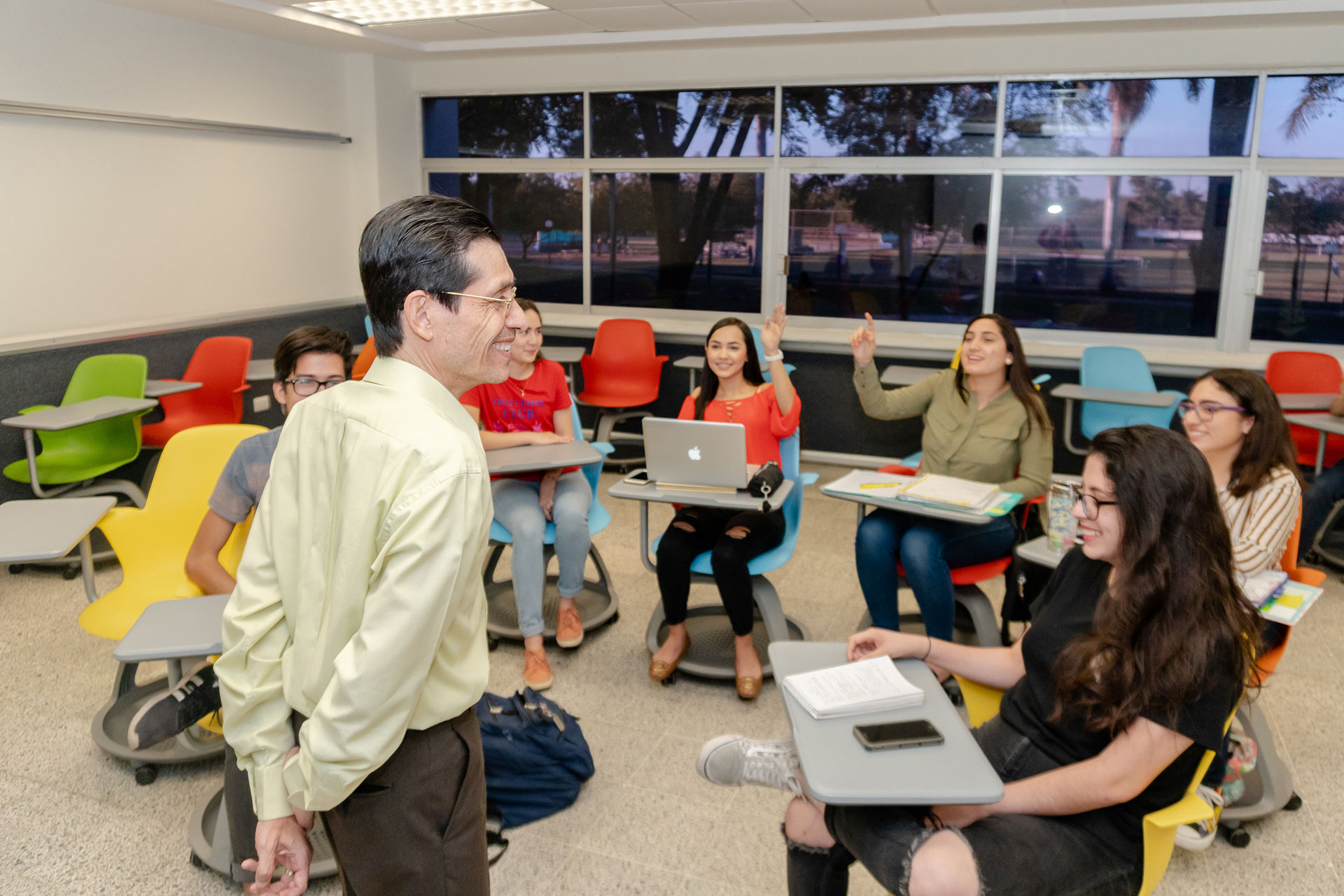 Ernesto Diezmartínez dando clases