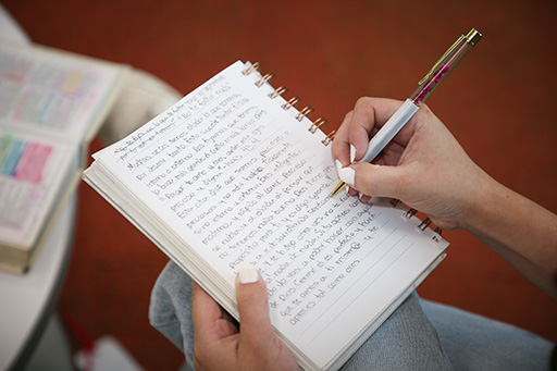 Alumna escribiendo en un cuaderno