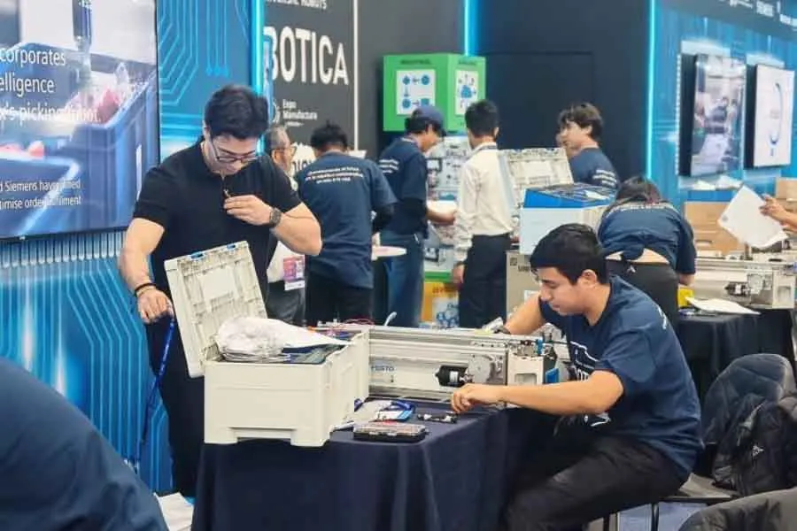 Estudiantes Tec Tampico trabajando en concurso nacional de cobótica