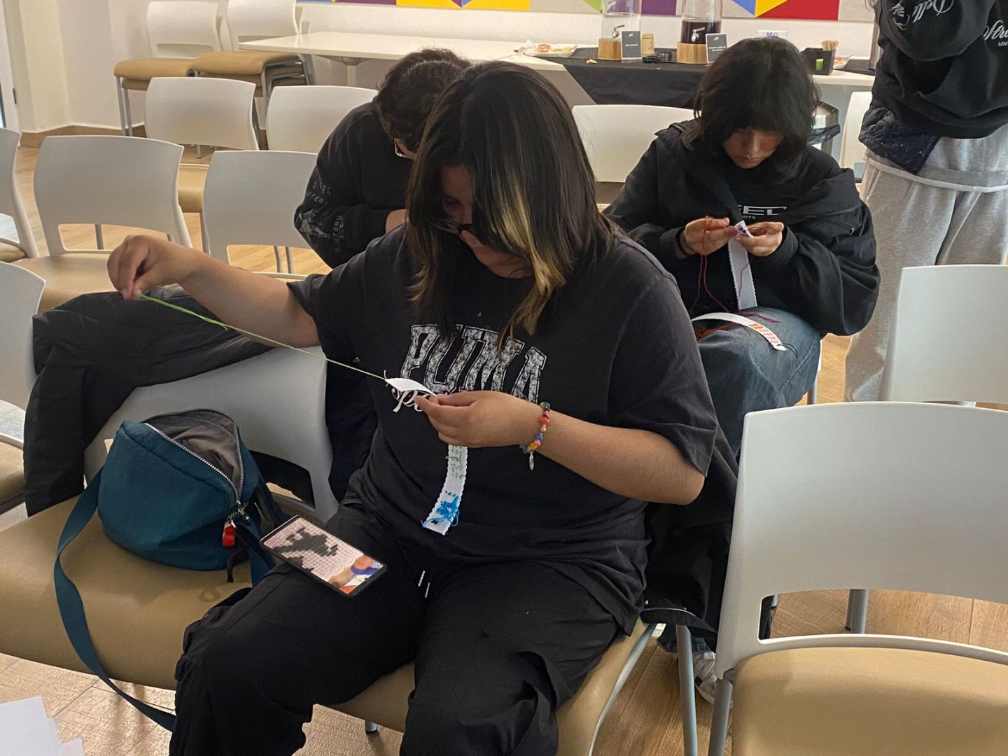 Estudiantes aprenden bordado otom&iacute;