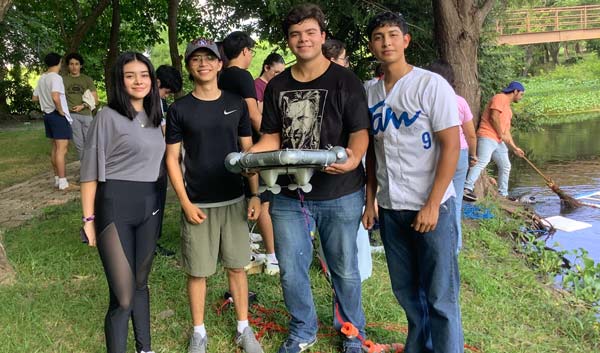 Estudiantes del Tec haciendo pruebas con barcos eléctricos en la Laguna Escondida