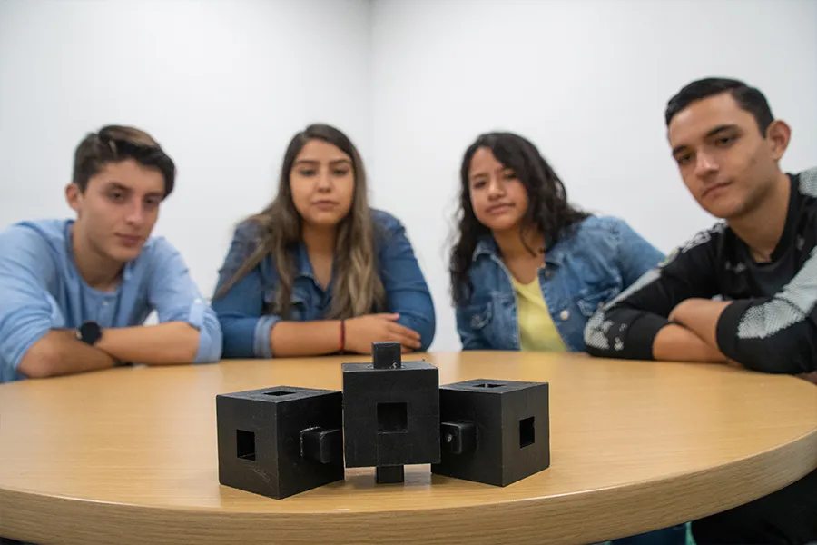 Estudiantes frente a los bloques.png