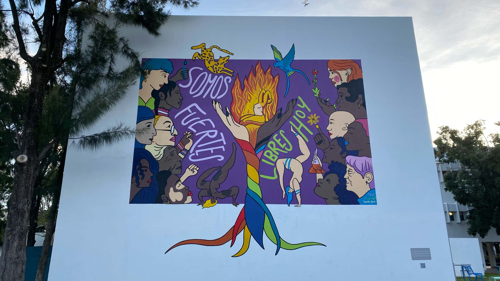 Mural "Tejiendo identidades, celebrando nuestra interseccionalidad", creado por el grupo estudiantil Gender Watch