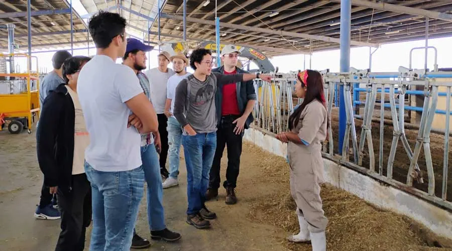 Profesores y estudiantes coordinan proyectos de tecnología sustentable en establo del CAETEC
