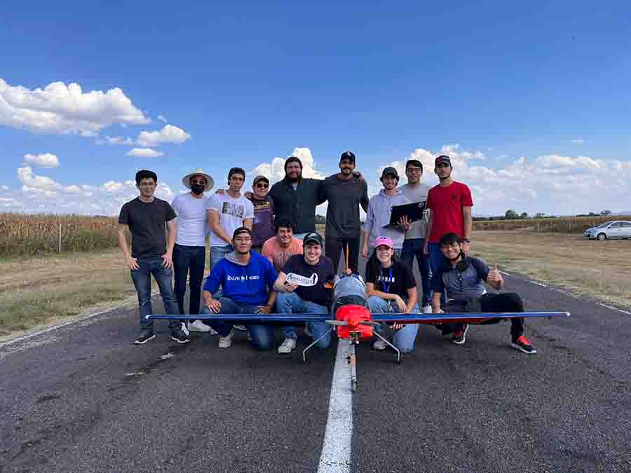 Jóvenes ingenieros del Tec Querétaro construyen avión a escala